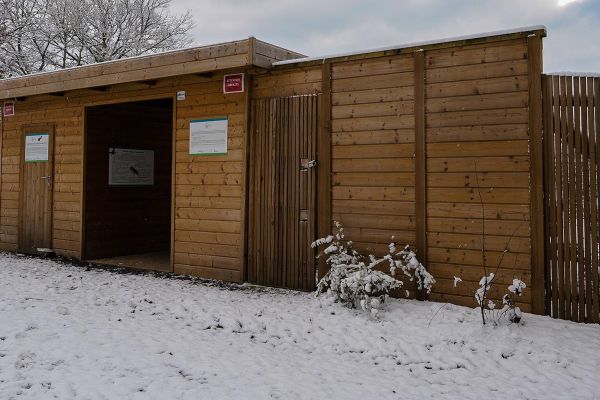 Photos du rucher p&eacute;dagogique situ&eacute; aux Marais du Cassan et de Prentegarde dans le Cantal. 
