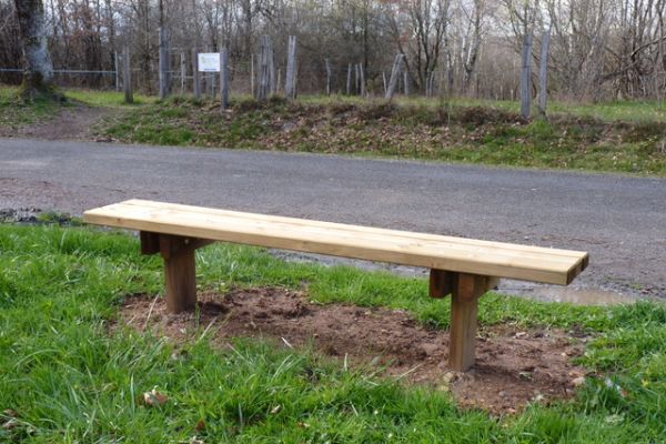 Le banc &laquo; accident&eacute; &raquo; sur le parking du d&eacute;laiss&eacute; a &eacute;tait chang&eacute; par la commune de Lacapelle-Viescamp