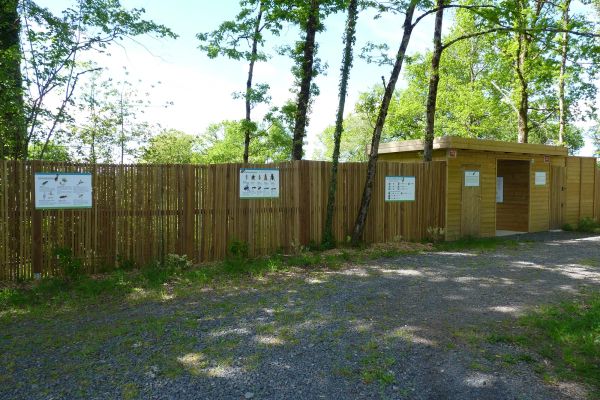 Photos du rucher pédagogique situé aux Marais du Cassan et de Prentegarde dans le Cantal.
