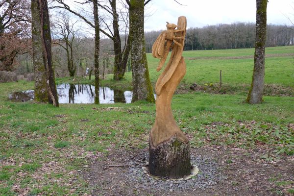 deux sculptures sur tronc d&rsquo;arbre repr&eacute;sentant une libellule et une abeille, r&eacute;alis&eacute;es en septembre 2023 par le GRIZZLY alias Guillaume ANDELOT, sculpteur sur bois &agrave; la tron&ccedil;onneuse, champion de France 2017 et 2019.