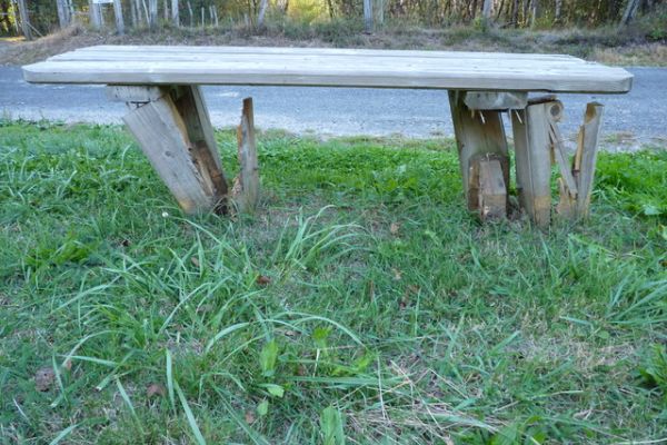 Le banc &laquo; accident&eacute; &raquo; sur le parking du d&eacute;laiss&eacute; a &eacute;tait chang&eacute; par la commune de Lacapelle-Viescamp