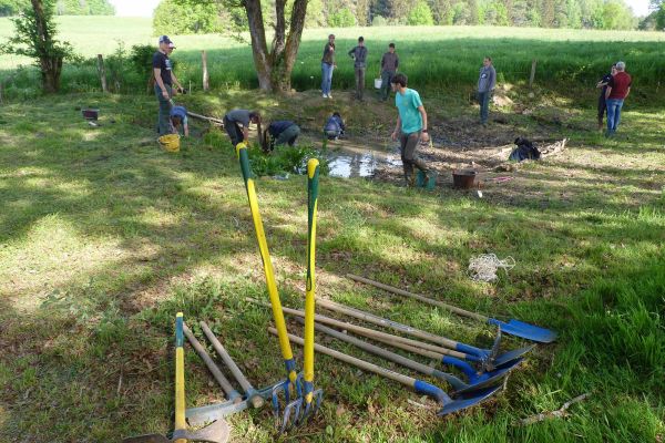 Cr&eacute;ation de la mare p&eacute;dagogique du Marais du Cassan et de Prentegarde par des &eacute;l&egrave;ves.