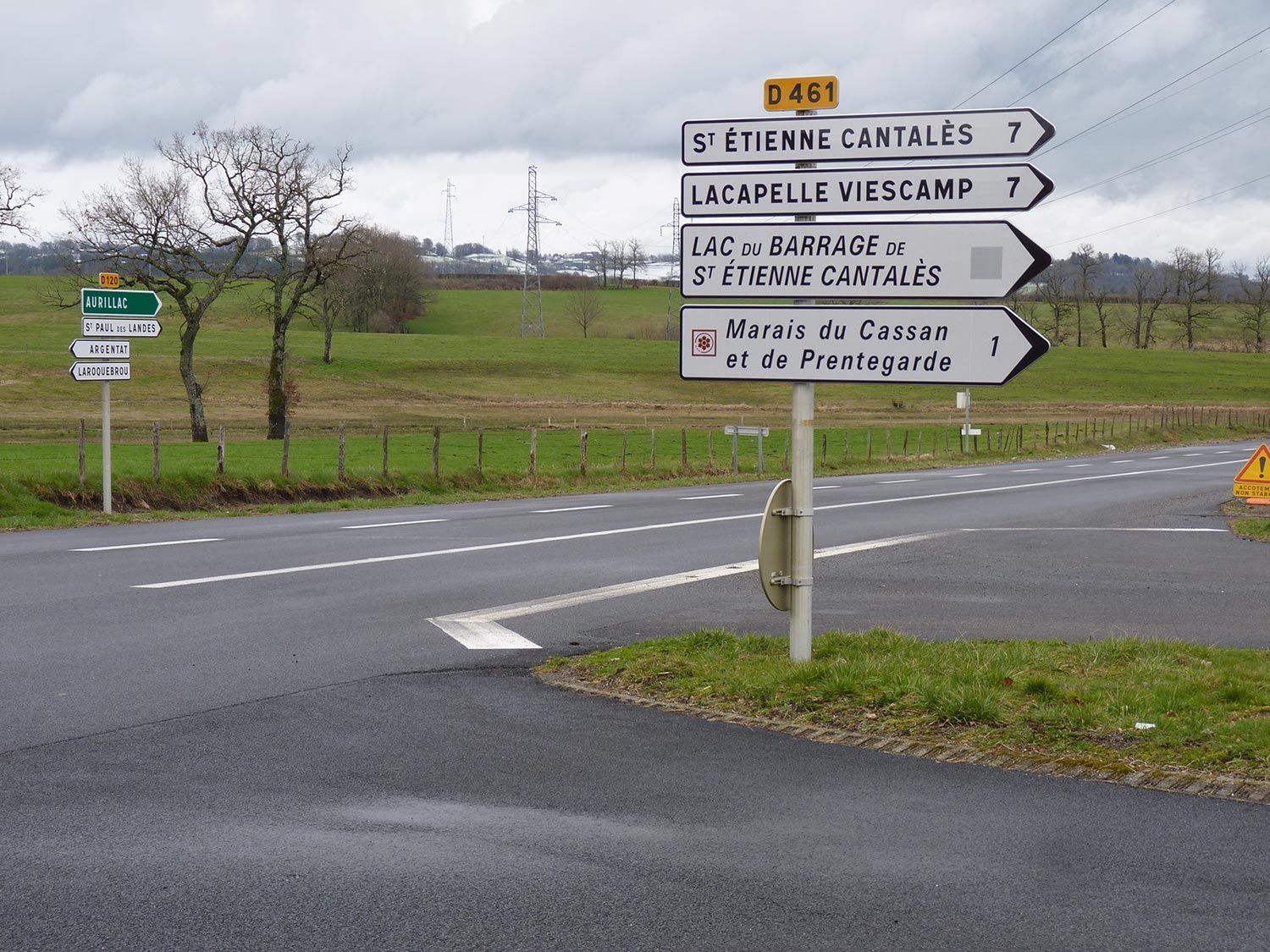 Photo des panneaux de signalisation qui indique l'accès au Marais du Cassan et de Prentegarde